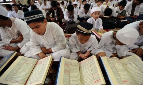  Sebanyak seribu anak melakukan khataman Alquran dan doa bersama di Masjid Sunda Kelapa, Jakarta, Ahad (23/2). (Republika/Tahta Aidilla)