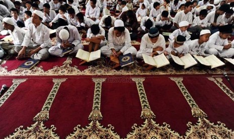  Sebanyak seribu anak melakukan khataman Alquran dan doa bersama di Masjid Sunda Kelapa, Jakarta, Ahad (23/2). (Republika/Tahta Aidilla)