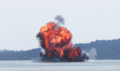 Sebanyak tiga buah kapal milik nelayan Thailand dan Vietnam diledakkan di laut Batam, Kepulauan Riau, Selasa (20/10).