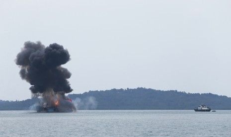 Sebanyak tiga buah kapal milik nelayan Thailand dan Vietnam diledakkan di laut Batam, Kepulauan Riau, Selasa (20/10).