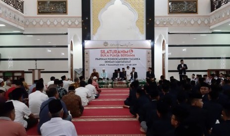  Sebanyak tiga ribuan orang memadati area Masjid az-Zaki Pondok Modern Tazakka, Bandar, Batang, Jawa Tengah pada Ahad (12/5). 