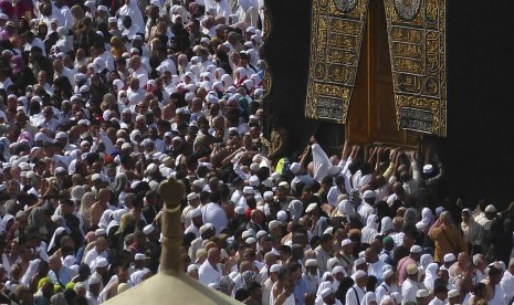 Sebanyak tujuh juta jemaah umroh masuk ke Arab Saudi tiap tahunnya. Mulai Kamis (27/2), Saudi menghentikan sementara izin umroh sebagai langkah meminimalisir penyebaran virus corona jenis baru Covid-19. Mereka yang sudah di Makkah dan Madinah sebelum larangan tetap bisa beribadah normal.