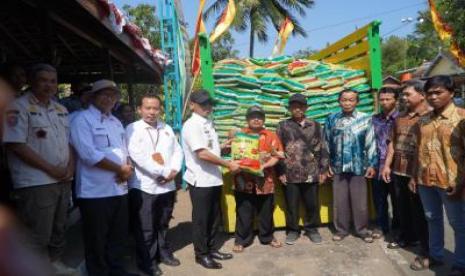 Sebanyak tujuh  kelompok tani di Kalurahan Songbanyu, Kapanewon Girisubo, Gunungkidul mendapatkan bantuan benih padi varietas segreng handayani. Secara simbolis benih diserahkan langsung oleh Bupati Gunungkudul, Sunaryanta, Rabu (23/8/2023).