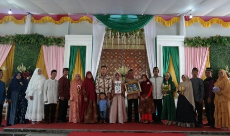 Sebanyak tujuh orang pasangan mengikuti kegiatan nikah massal 1 di mesjid Baiturahman, Taman Kopo Indah I, Margahayu, Kabupaten Bandung, Ahad (29/4). 