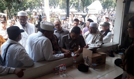 Sebanyak tujuh orang perwakilan massa Aksi Bela Tauhid di depan Kementerian Koordinator Bidang Politik, Hukum, dan Keamanan (Kemenko Polhukam), Gambir, Jakarta Pusat, Jumat (26/10), diterima oleh Sekretaris Menteri Koordinator (Sesmenko) Polhukam. Mereka masuk bersama-sama ke kantor Kemenko Polhukam pada 14.10 WIB. 