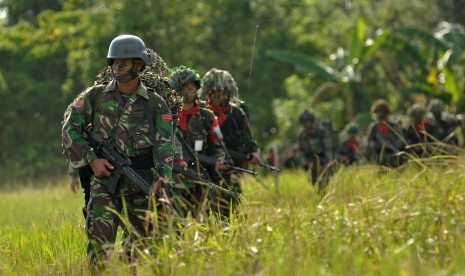  Sebanyak520 prajurit divisi 2 Linud 502 Malang dengan persenjataan lengkap siap melakukan pertempuran usai terjun dari pesawat Hercules disekitar Desa Masani, Poso Pesisir, Poso, Sulawesi Tengah, Selasa (31/3). 