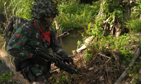 Prajurit bersenjata mencari kelompok Santoso