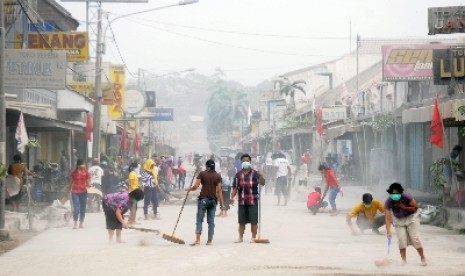 Sebaran abu vulkanik Kelud terasa hingga bagian barat Pulau Jawa.