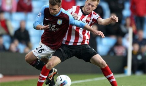  Sebastian Larsson (kanan), gelandang Sunderland asal Swedia, berebut bola dengan pemain Aston Villa, Andreas Weimann, di laga Liga Primer Inggris di Stadion Villa Park, Birmingham, Sabtu (21/4). 