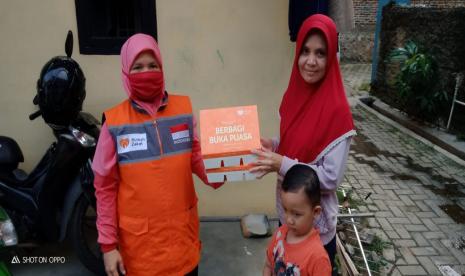 Sebelas hari menjelang Idul Fitri, Rumah Zakat terus bergerilya berbagi Kebahagiaan Ramadhan kepada masyarakat sekitar kota Bandar Lampung. Tak terkecuali di Kelurahan Tanjung Baru Kecamatan Kedamain, Bandar Lampung yang sudah terjadwal untuk dilakukan distribusi program Berbagi Buka Puasa (BBP) sebanyak 200 paket nasi kotak.