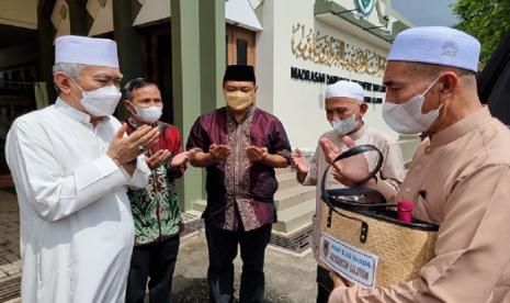 Sebelum dibawa ke lokasi IKN, air dan tanah ini terlebih dahulu dibacakan doa oleh KH Muhammad Wildan Salman (Guru Wildan), untuk memohonkan do