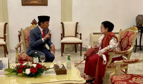 Sebelum melantik Dewan Pengarah, Kepala, dan Wakil Kepala BPIP, Presiden Joko Widodo bertemu dengan Presiden RI ke-5 Hj. Megawati Soekarnoputri di ruang tunggu Istana Negara, Jakarta, Selasa (7/6).