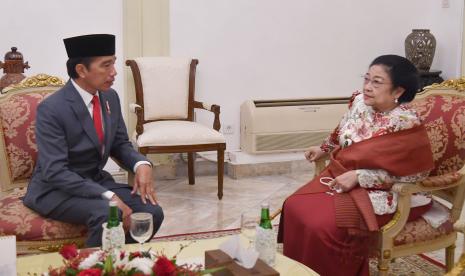 Presiden Joko Widodo berbincang dengan Presiden kelima RI Hj. Megawati Soekarnoputri di ruang tunggu Istana Negara, Jakarta. (ilustrasi)