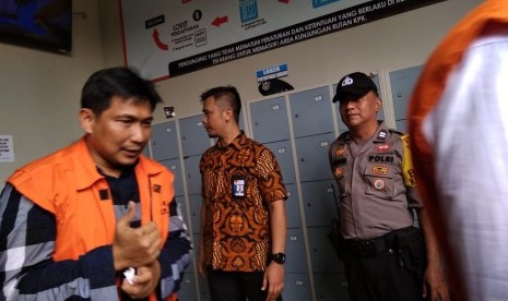 Sebelum memasuki mobil tahanan, politisi Partai Golkar, Bowo Sidik Pangarso memberikan salam jempol kepada awak media di Rutan Gedung Komisi Pemberantasan Korupsi (KPK), Rabu (17/4). 