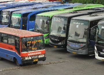 Sebelum memberangkatkan para pemudik, para sopir bus terlebih dahulu diperiksa kesehatannya.