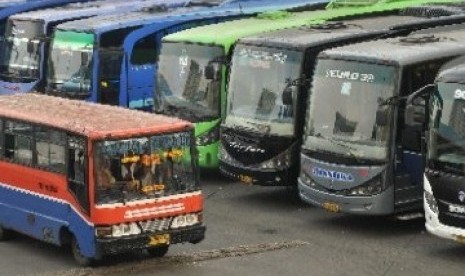 Sebelum memberangkatkan para pemudik, para sopir bus terlebih dahulu diperiksa kesehatannya.