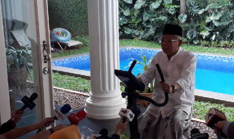 Sebelum mencoblos, Calon Wakil Presiden (Cawapres) nomor urut 01, KH. Ma'ruf Amin berolahraga menggunakan sepeda statis di kediamannya, Jalan Situbondo, Menteng, Jakarta Pusat, Rabu (17/4) pagi. 