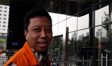 Sebelum menjalani pemeriksaan di KPK, Mantan Ketua Umum PPP, Romahurmuziy alias Romi mengaku masih terus  mengikuti perkembangan isu Pemilihan Presiden 2019, Jumat (14/6). 