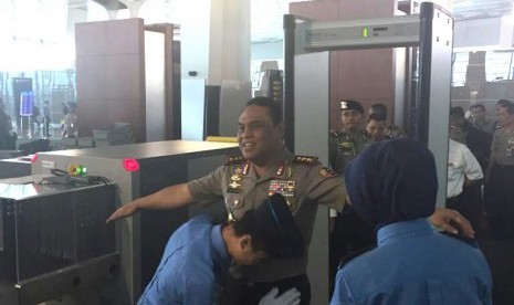 Sebelum terbang menuju Jambi, Komjen Syafruddin mengikuti prosedur pemeriksaan seperti penumpang lain di Bandara Soekarno-Hatta, Selasa (18/7).