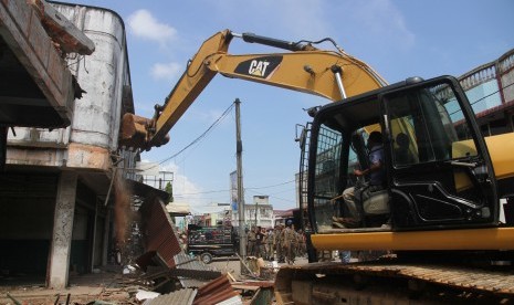 Sebuah alat berat dioperasikan untuk merobohkan bangunan ruko dan penertiban pedagang kaki lima (PKL) di Kota Idi Rayeuk, Kabupaten Aceh Timur, Aceh, Selasa (16/2)