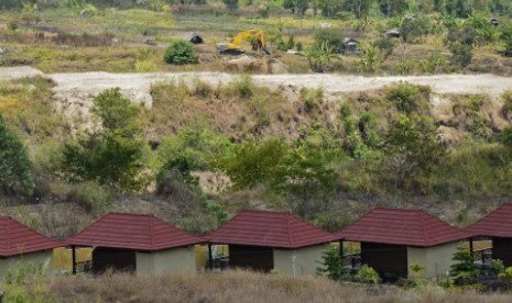 Sebuah alat berat melakukan pembukaan lahan untuk pembangunan hotel di kawasan wisata Sembalun, Selong, Lombok Timur, NTB (Ilustrasi)