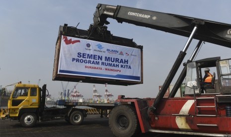 Sebuah alat berat mengangkut kontainer berisi semen murah untuk dikirim ke wilayah wilayah timur Indonesia di Terminal Jamrud Selatan, Pelabuhan Tanjung Perak, Surabaya, Jawa Timur, Kamis (31/8).