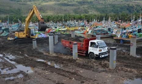 Sebuah alat berat mengeruk muara dermaga pelabuhan Puger, Jember, Jawa Timur, Selasa (12/11). Kementerian Pekerjaan Umum RI mengucurkan dana Rp. 1 miliar untuk perbaikan fasilitas di Puger, seperti untuk pengerukan sedimentasi yang mengakibatkan pendangkal