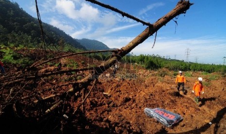 Sebuah alat berat mengevakuasi material longsor di Kampung Cibitung, Desa Margamukti, Pangalengan, Kabupaten Bandung, Jawa Barat, Rabu (6/5).  (Republika/Septianjar Muharam)