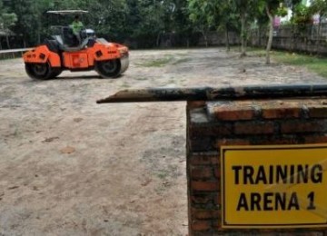 Sebuah alat berat meratakan tanah untuk tempat berlatih olahraga berkuda (equestrian) di arena equestrian, Depok, Jawa Barat.