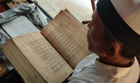 Sebuah Alquran berusia 370 tahun dari kulit kayu tersimpan dengan baik di Desa Pageraji, Kecamatan Maja, Kabupaten Majalengka. 