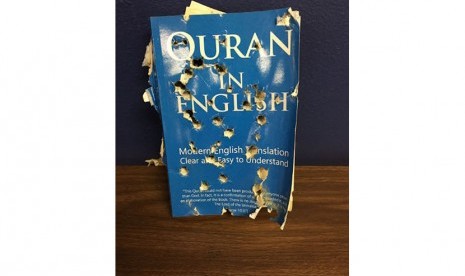 Sebuah Alquran terjemahan Inggris penuh lubang bekas peluru ditemukan tergeletak di depan pintu sebuah toko busana Muslim di Anaheim, California, Selasa (1/12).