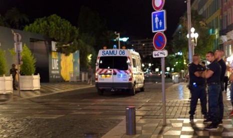 Sebuah ambulans dan sekelompok polisi terlihat setelah sebuah truk menyeruduk kerumunan warga yang berkumpul menyaksikan kembang api perayaan Bastille Day di Nice, Prancis, Jumat, 15 Juli 2016.