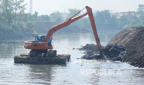 Sebuah backhoe sedang mengeruk dasar Sungai Citarum, di Kecamatan Bojongsoang, Kabupaten Bandung, Selasa (25/6). 