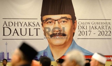 Sebuah baliho bergambar Mantan Menpora, Adhyaksa Dault, dipasang saat deklarasi calon gubernur DKI Jakarta 2017-2022 di Jakarta, Ahad (20/9). 