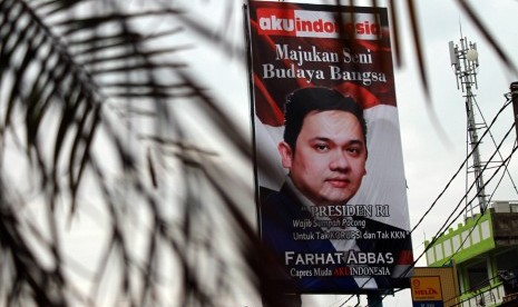 Sebuah baliho besar yang berisi tentang kesiapan pengacara Farhat Abbas yang siap menyalonkan diri menjadi Presiden Indonesia 2014 terpasang di Depan Polsek Ciputat,Ciputat, Tangerang Selatan, Ahad (13/1).