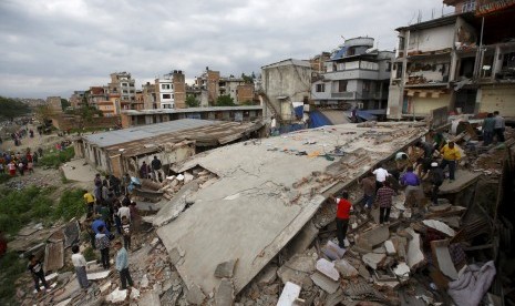 Sebuah bangunan rubuh akibat gempa bumi berskala 7,9 SR yang mengguncang Kathmandu, Nepal, Sabtu (25/4). 