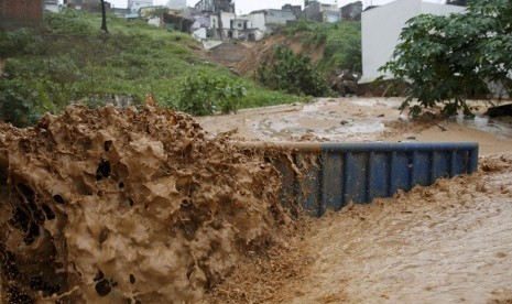 Sebuah bangunan rumah hancur diterjang tanah longsor akibat hujan yang melanda wilayah Mae Luiza, Natal, Brasil, Ahad (15/6) 