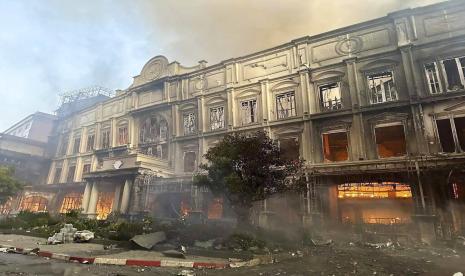 Sebuah bangunan terbakar di dekat gerbang perbatasan internasional Kamboja-Thailand di Poipet, sebelah barat Phnom Penh, Kamboja, Rabu, 28 Desember 2022. Api yang membakar Grand Diamond City Casino and Hotel telah membunuh banyak orang dan melukai puluhan lainnya, kata polisi Kamis, dan negara tetangga Thailand mengirim truk pemadam kebakaran untuk membantu memadamkan kobaran api di wilayah perbatasan yang ramai.