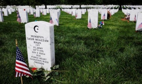 Sebuah bendera AS berdiri di samping nisan tentara Angkatan Darat AS Kapten Humayun Khan di Seksi 60 Arlington National Cemetery, 30 Mei 2016.