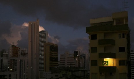 Sebuah bendera berkibar di sebuah balkon pada pagi hari di Recife, Rabu (12/6), jelang pembukaan Piala Dunia 2014 Brasil. 