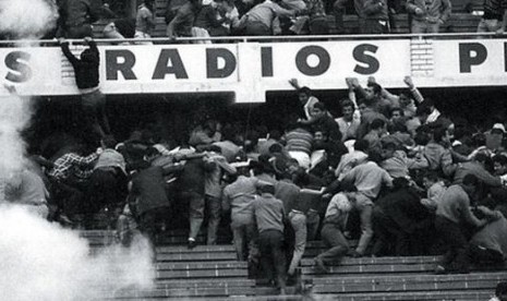 Sebuah bentrokan antarsuporter sepak bola terjadi di Stadion Nasional, di Lima, Peru pada 24 Mei 1964. 