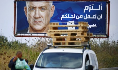 Sebuah billboard kampanye dengan foto pemimpin Partai Blue and White Benny Gantz di sebuah kota Arab Baqa al-Gharbiyye di utara Israel, Senin (16/9). Israel menggelar pemilu pada 17 September 2019.