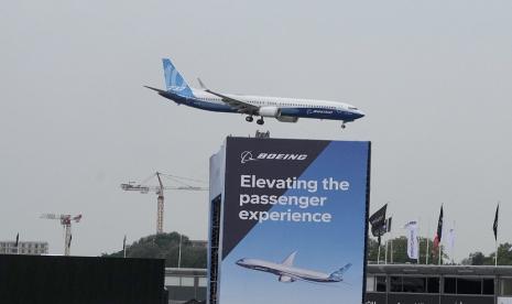 Sebuah Boeing 737 melakukan penerbangan demonstrasi di International Paris Air Show, Senin, 19 Juni 2023 di bandara Le Bourget, utara Paris..