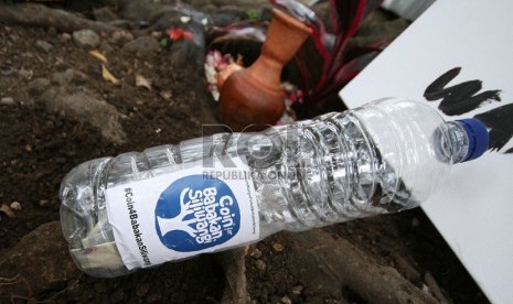   Sebuah botol plastik berisi koin untuk penyelamatan Hutan Kota Babakan Siliwangi (Baksil) di Hutan Baksil, Jl Siliwangi, Kota Bandung, Rabu (5/6). (Republika/Edi Yusuf)