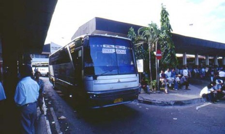 Sebuah bus AKDP memasuki terminal. Ilustrasi