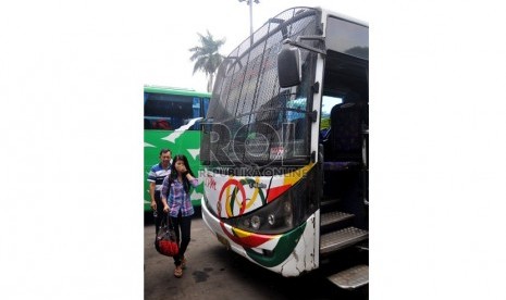  Sebuah bus angkutan umum jurusan Jakarta-Padang dipasangi jaring-jaring besi pada bagian kaca depan di Terminal Rawamangun, Jakarta Timur, Selasa (6/8).  (Republika/Prayogi)