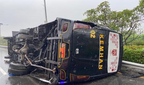 Sebuah bus Kemenhan terguling setelah terlibat kecelakaan di M3.00 dari Tol Jagorawi sebelum Gerbang Tol Cililitan, Senin (14/9).