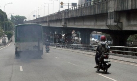 Emisi karbon dari bus kota.