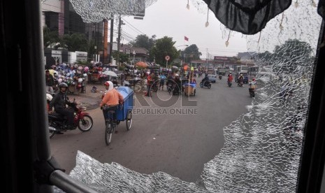  Sebuah bus kota pecah kaca depannya, akibat tawuran pelajar di kawasan Matraman, Jakarta Timur, Senin (2/12).   (Republika/Rakhmawaty La'lang)