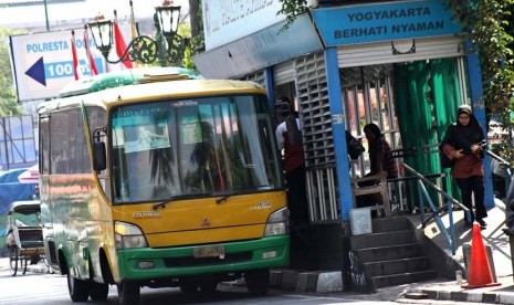  Sebuah bus Trans Jogja berhenti di Halte Ahmad Yani (Benteng Vredeburg), Yogyakarta.